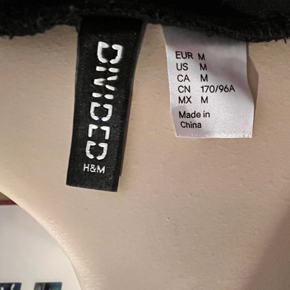 H&M Black And Quarter Sleeve Jaguar Pullover Size Medium - Picture 9 of 9